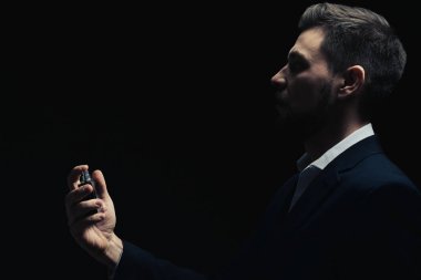 Parfüm kullanan yakışıklı genç adam.  