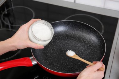 Hindistan cevizi yağı kızartma tavası koyarak