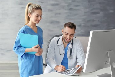 Doktor ve sağlık görevlisi Office