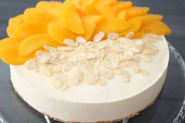 Meyve dilimleri ile lezzetli peynirli kek 