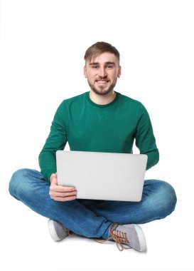 Genç programcı dizüstü bilgisayar kullanarak