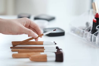 Makyaj sanatçı alarak fırça