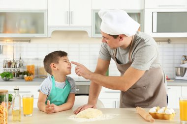 Baba ve oğul pişirme