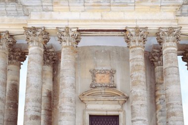 Antik Bina sütunlarla