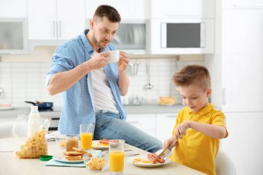 Baba ve oğul Öğle Yemeği  