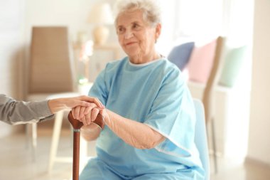 Yaşlı ve genç kadınlar elele