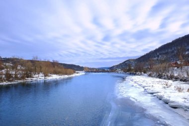 Kış nehir ile güzel manzara 