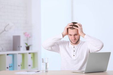 Genç adam baş ağrısı çekiyor.