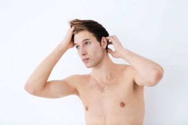 Yakışıklı genç adam.