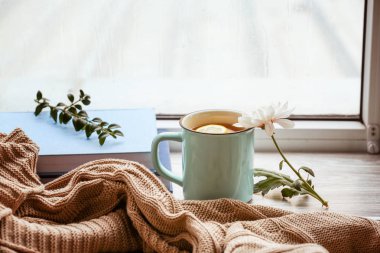 Pencere üzerinde çay ile kompozisyon