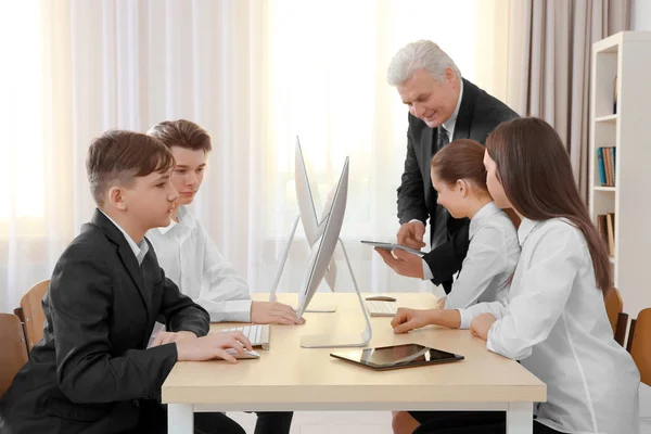 Enseignant Principal Élèves Travaillant Avec Des Ordinateurs Classe — Photo