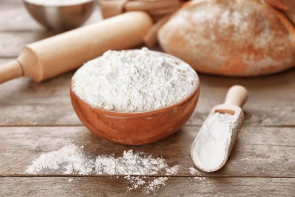 Bowl and scoop full of white flour — Stock Photo, Image