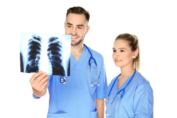 Arts en medisch assistent met x-ray — Stockfoto