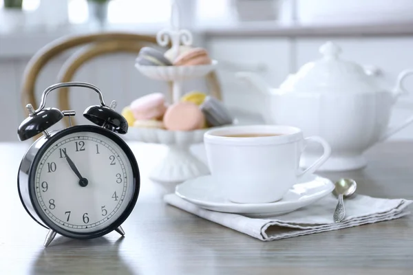 Sveglia retrò sul tavolo da pranzo — Foto Stock