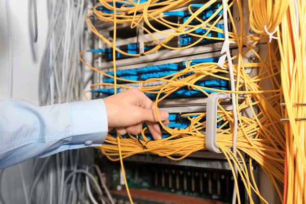 Handen van ingenieur kabels aansluiten — Stockfoto