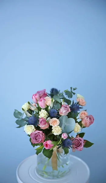 Skleněná váza s krásnou kytici — Stock fotografie
