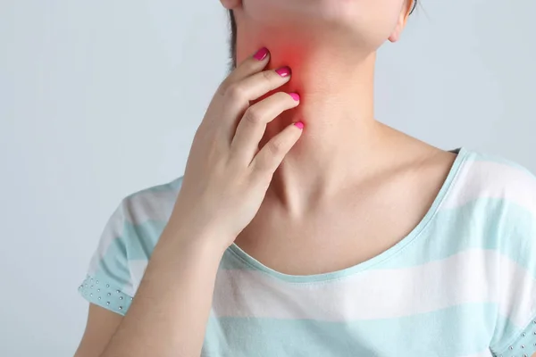 Mujer rascarse el cuello — Foto de Stock