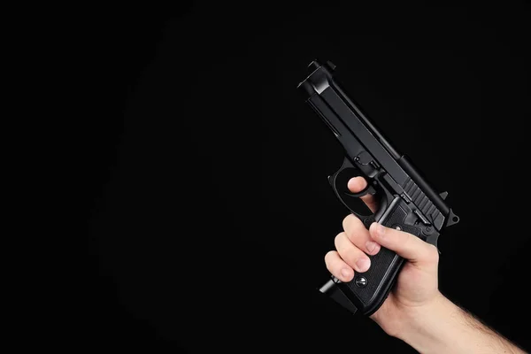 Manlig hand innehav pistol — Stockfoto