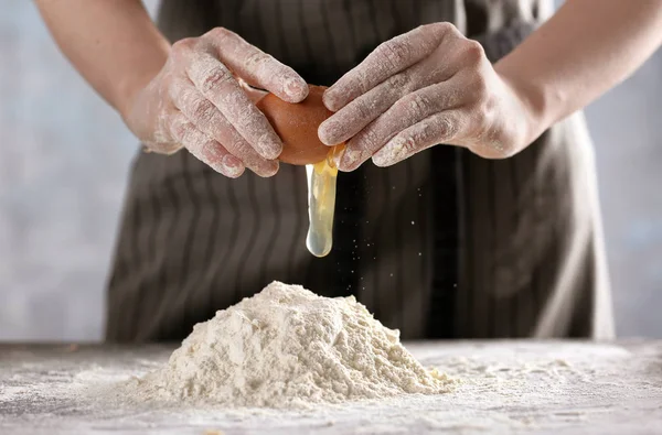 Femme faisant de la pâte — Photo