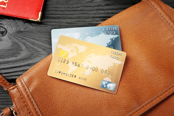 Σύνθεση με πιστωτικές κάρτες σε φόντο ξύλινη — Φωτογραφία Αρχείου