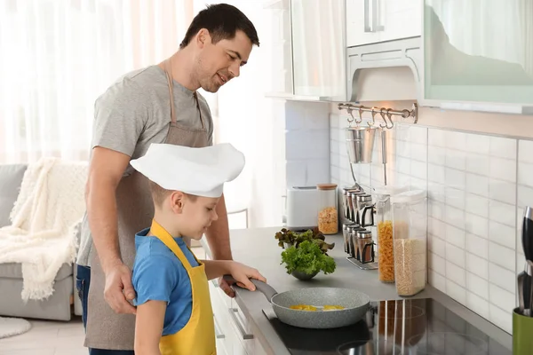 父亲和儿子做饭 — 图库照片