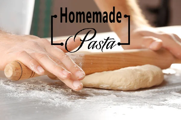 Man die huisgemaakte pasta — Stockfoto