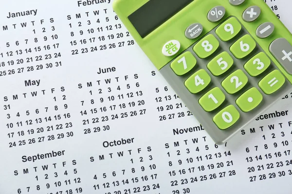 Зеленый калькулятор по календарю — стоковое фото