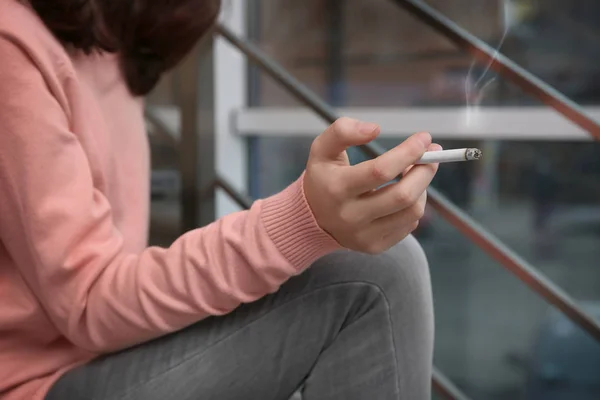 十几岁的女孩拿着香烟，特写 — 图库照片
