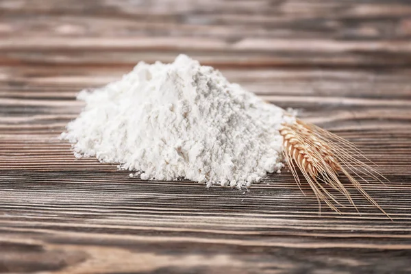 Heap of white flour and wheat ears — Stock Photo, Image