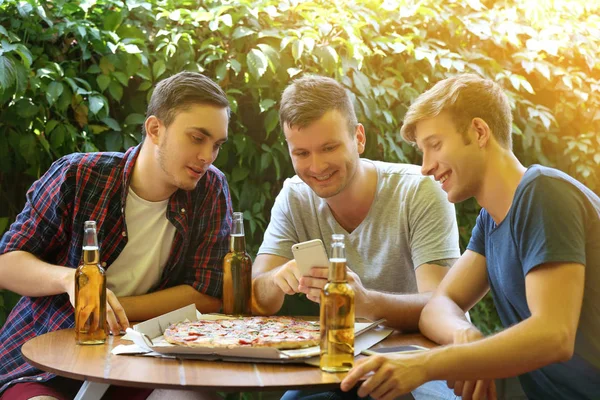 Amigos Sentados Cafetería Con Cerveza Fresca Sabrosa Pizza —  Fotos de Stock