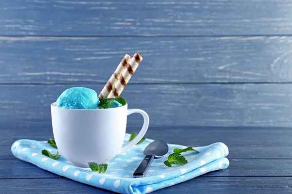 Gustoso gelato alla menta in tazza — Foto Stock