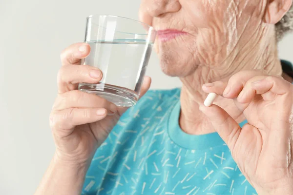 Femme âgée prenant la pilule — Photo