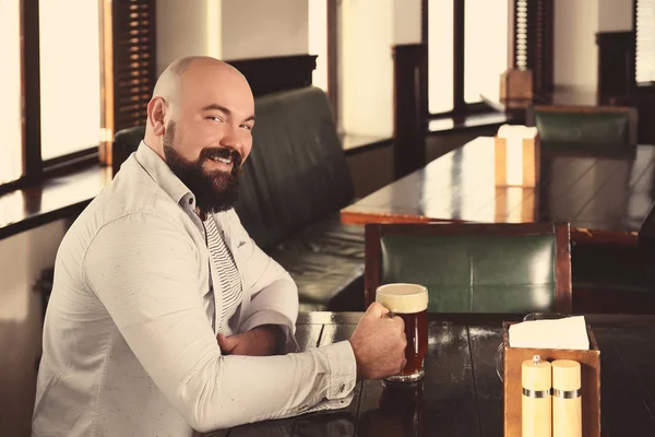 Hombre con vaso de cerveza —  Fotos de Stock