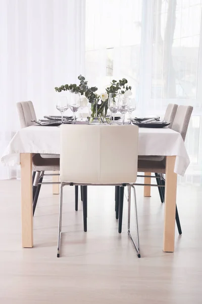 Configuração de mesa no restaurante — Fotografia de Stock