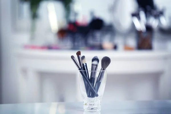 Taza con cepillos de maquillaje —  Fotos de Stock