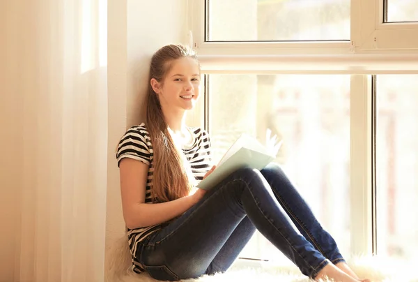 Όμορφο έφηβο κορίτσι ανάγνωση βιβλίων — Φωτογραφία Αρχείου