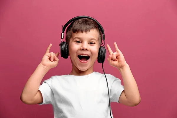 Mały chłopiec w słuchawkach — Zdjęcie stockowe