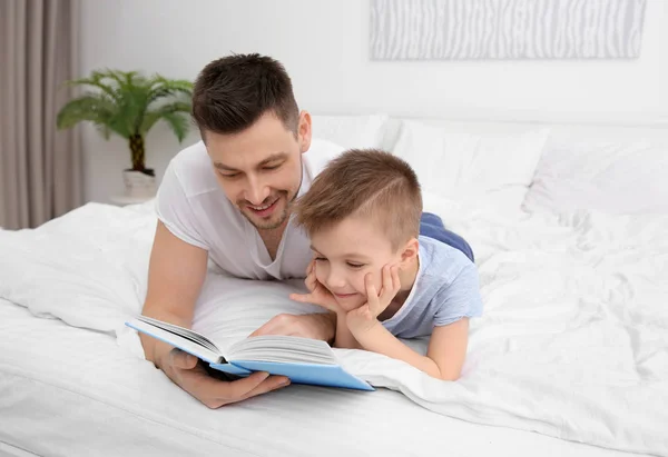 Папа и сын читают интересную книгу — стоковое фото