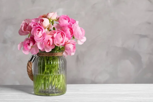 Vase mit schönem Strauß Hahnenfußblumen — Stockfoto