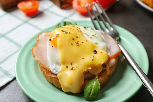 Assiette avec oeuf savoureux Benedict — Photo