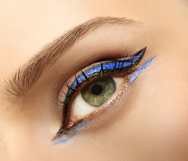 Creatieve make-up met eyeliner — Stockfoto