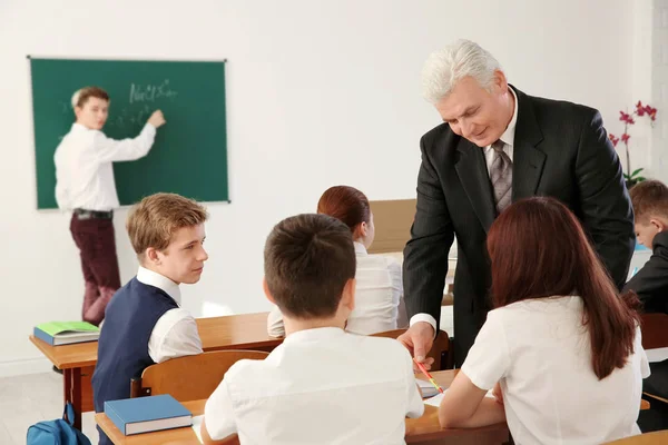 Ledande Lärare Förklara Övning För Elever Klassrummet — Stockfoto