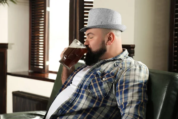 Sakallı adam bira içmek — Stok fotoğraf