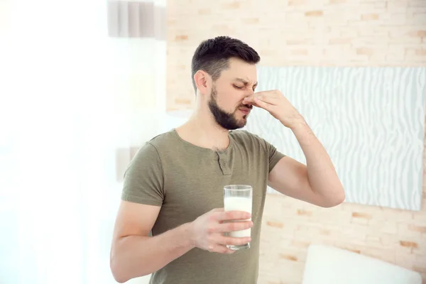 Muž s alergií na mléko — Stock fotografie