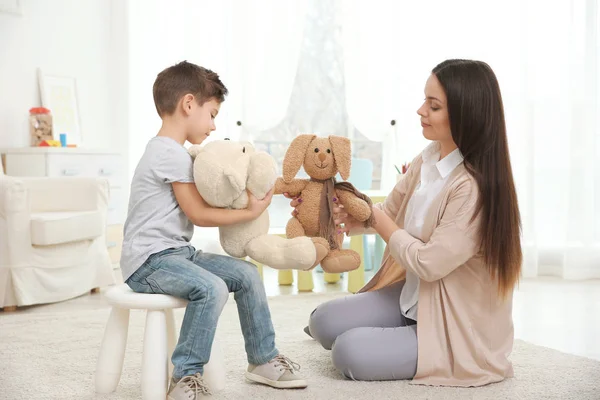 Jeune enfant psychologue travaillant avec un petit garçon — Photo