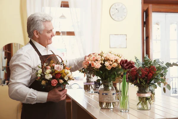 Floristería cesta con flores — Foto de Stock