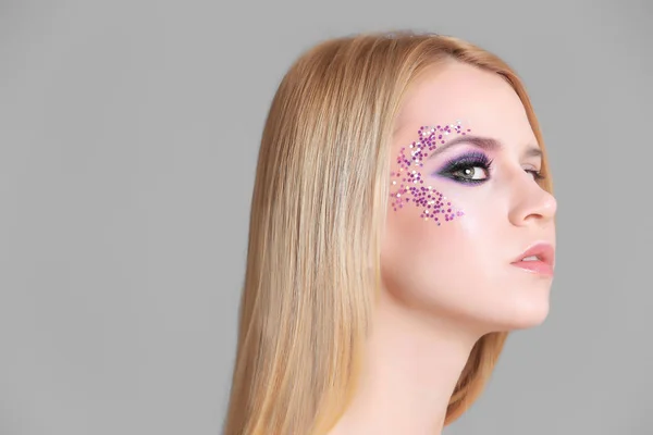 Kvinna med kreativ makeup — Stockfoto