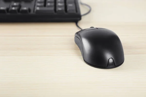 Оптическая мышь и клавиатура — стоковое фото
