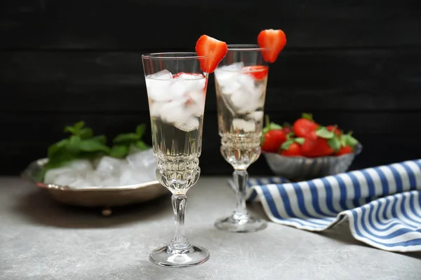 Cócteles refrescantes con fresa — Foto de Stock