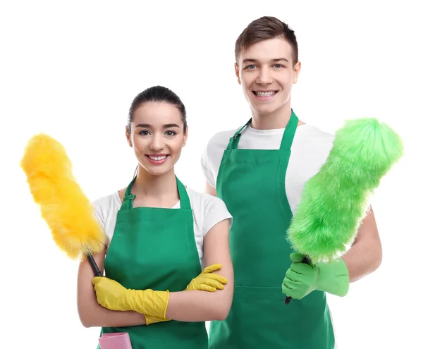 Equipe de serviço com ferramentas de limpeza em fundo branco — Fotografia de Stock